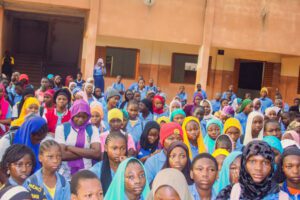 Shromáždění dětí před školní budovou.