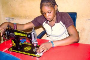 Nacambo se účastní kurzu šití.