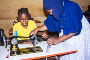 Dívky se učí základy šití.