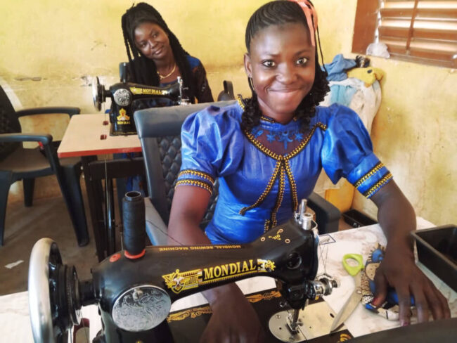 Kurz šití dává chudým dívkám naději na lepší budoucnost.