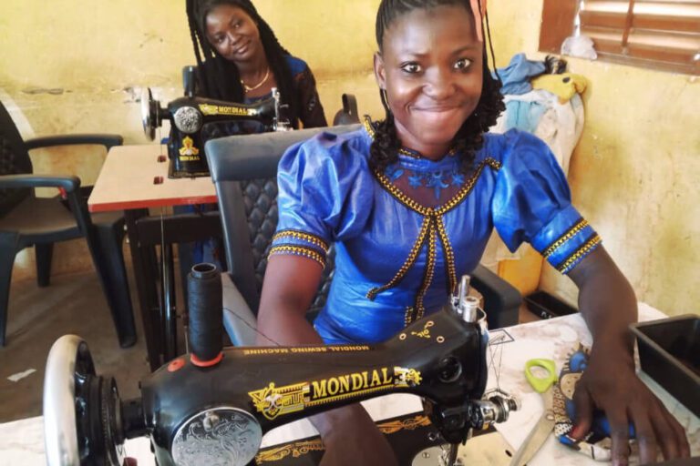 Kurz šití dává chudým dívkám naději na lepší budoucnost.