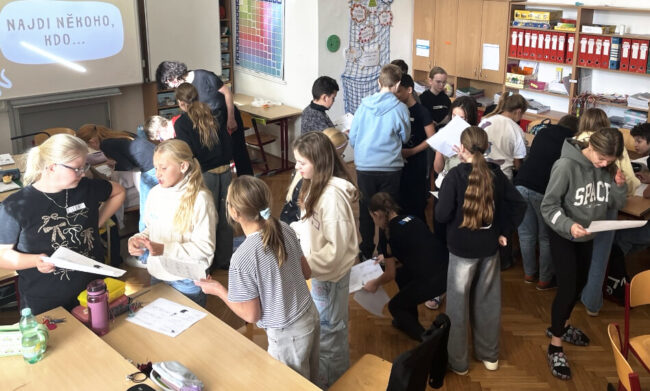 „Najdi někoho, kdo…“ – dobrá rozehřívací aktivita, při které můžete lépe poznat své spolužáky.