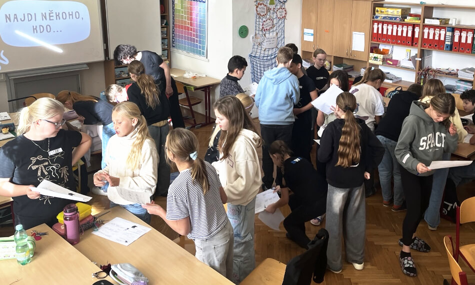 „Najdi někoho, kdo…“ – dobrá rozehřívací aktivita, při které můžete lépe poznat své spolužáky.