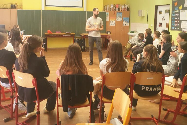 Lektor přednáší, třída pozorně poslouchá – určitě jde o zajímavé a aktuální téma.