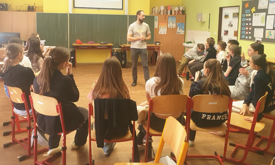 Lektor přednáší, třída pozorně poslouchá – určitě jde o zajímavé a aktuální téma.