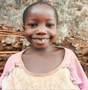 Malá Justine chodí díky dálkové adopci pravidelně do školy.