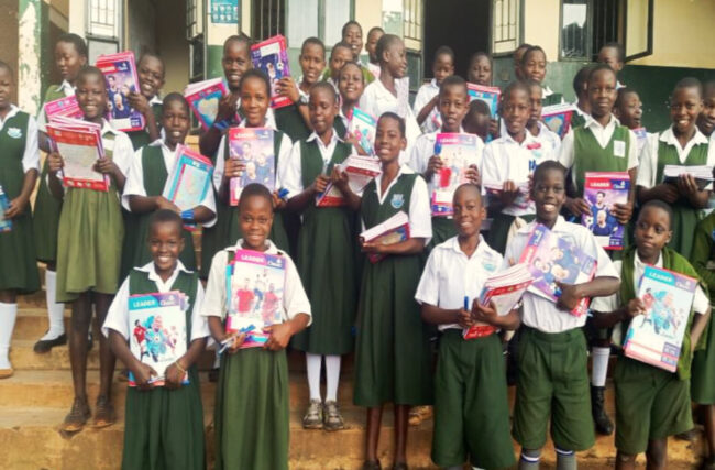 Mnoho zahraničních dárců pomáhá v Ugandě dětem z chudých rodin, aby mohly chodit do školy.