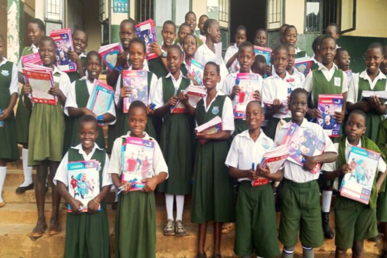 Mnoho zahraničních dárců pomáhá v Ugandě dětem z chudých rodin, aby mohly chodit do školy.