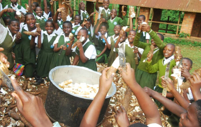Děvčata mají workshop na přípravu oběda pro svou třídu. Bude to pro ně cenná zkušenost.