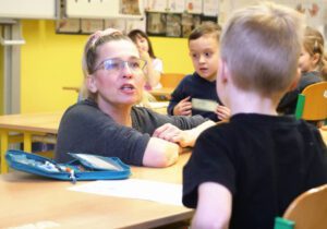 Lektorka si povídá s žáčkem.