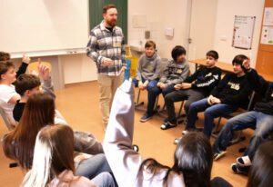 Lektor Vojtěch Černý se snaží vybudovat prostředí důvěry a přijetí. 