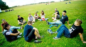Diskusní skupinky po ukončení outdoorové aktivity.