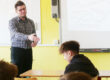 Lektor Přemysl Šeděnka probírá se studenty téma poruch příjmu potravy.