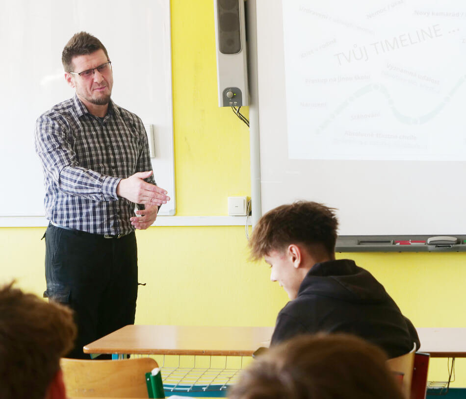 Lektor Přemysl Šeděnka probírá se studenty téma poruch příjmu potravy. Lektor Přemysl Šeděnka probírá se studenty téma poruch příjmu potravy.