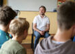 Lektor Vít Pospíšil probírá s dětmi úskalí online světa.