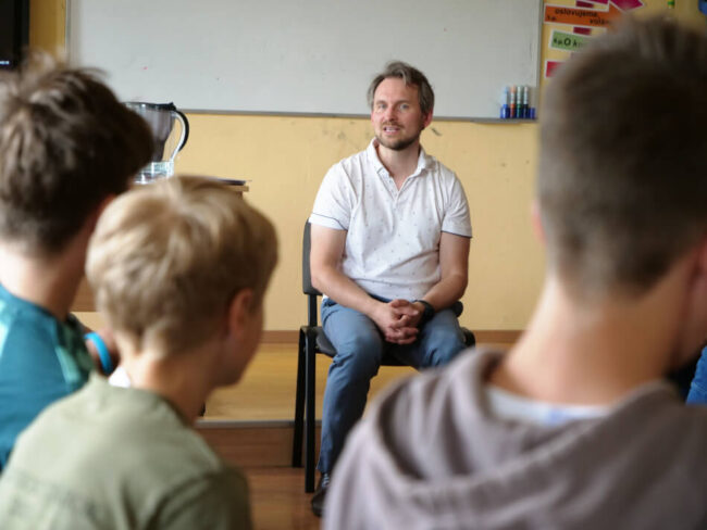 Lektor Vít Pospíšil probírá s dětmi úskalí online světa. Lektor Vít Pospíšil probírá s dětmi úskalí online světa.