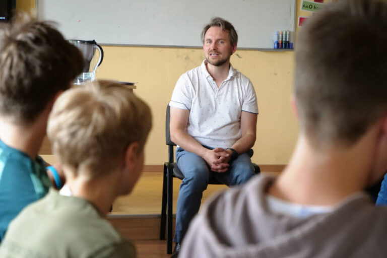 Lektor Vít Pospíšil probírá s dětmi úskalí online světa.