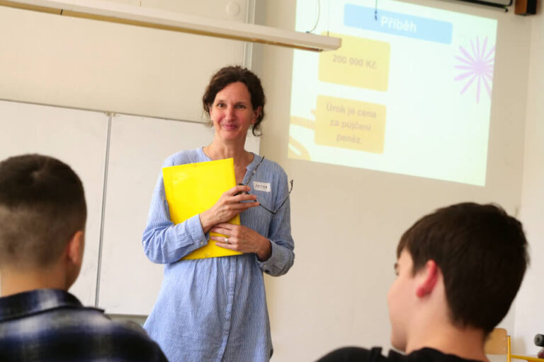 Lektorka Petra Dadáková i děti ve třídě jsou nachystané. Program o financích může začít.